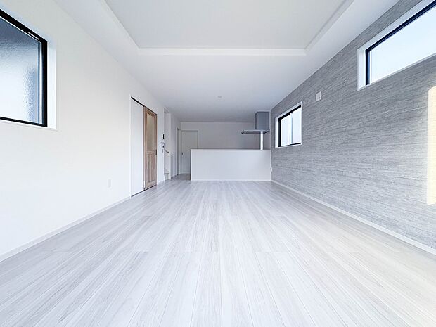 【ダイニングキッチン】ナチュラルな自然光の中での調理。お洒落な食器類を余裕で収納できるスペース。動きやすい女性目線のキッチン動線。これからはお料理をつくる時間が劇的に変わります。