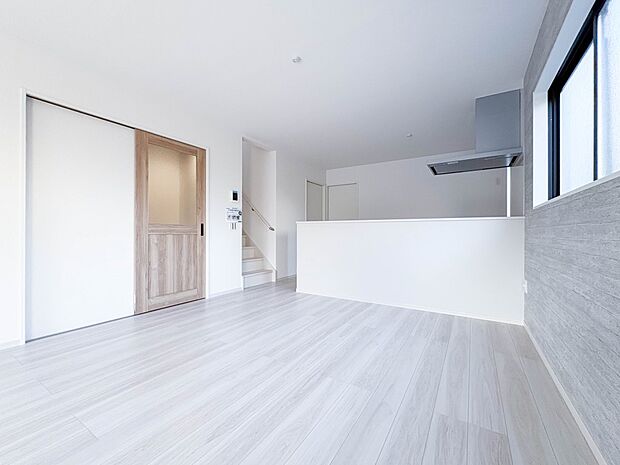 【ダイニング】ダイニングテーブルを置いても十分な広さが確保されています。