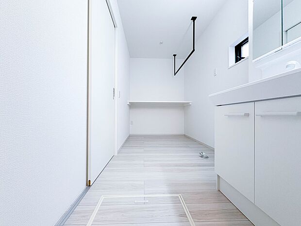 【脱衣所】洗面所は小さなプライベートスペース。歯磨き、洗顔と毎日施す個人空間。