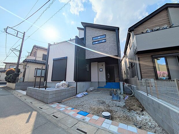 上質感漂う玄関へのアプローチ。居住者の帰り、訪れる方を優しく迎える・安らぎに満ちた生活空間を予感させる。健やかな暮らしを楽しめそう。