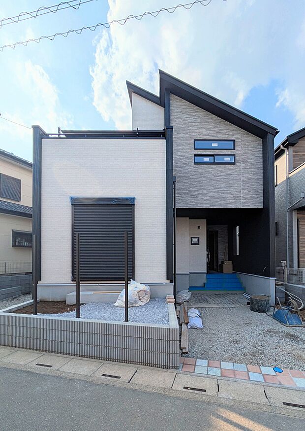 堂々たる趣ながら、主張し過ぎずどこか余裕を感じさせるシャープなフォルムで佇む邸宅は、晴天の空と照らし合わせる事で、本来あるべき完成形の姿を見せてくれます。