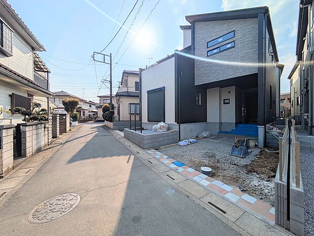 家の前は美しい通りになっていますが、クルマが比較的少なく。家のまわりで遊ぶお子さまも安心です。