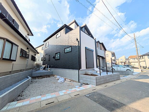 カースペース2台可/駐輪スペース。広々カースペースです。自転車、バイクなども置き場に困りません。