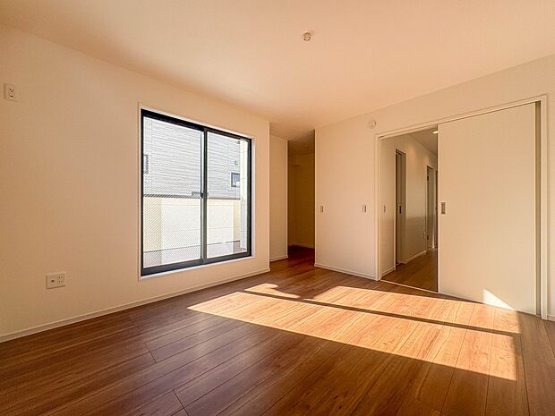 【寝室8.7帖】シンプルな内装はおしゃれのポイントです。シンプルは華美より飽きがこないからです。色や模様でおしゃれ感をだす。それがシンプルイズビューティーです。