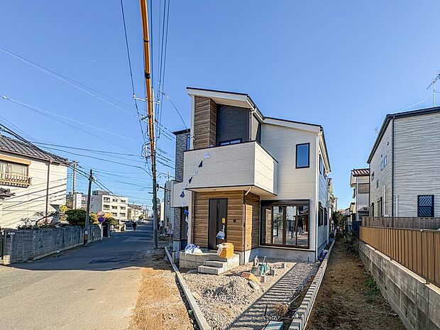 【現地】陽あたりの良さは必須条件。家族の温かさと陽光の暖かさ、楽しい毎日と明るい未来を予感させる。