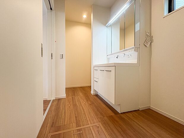 【脱衣所】洗面所は小さなプライベートスペース。歯磨き、洗顔と毎日施す個人空間。