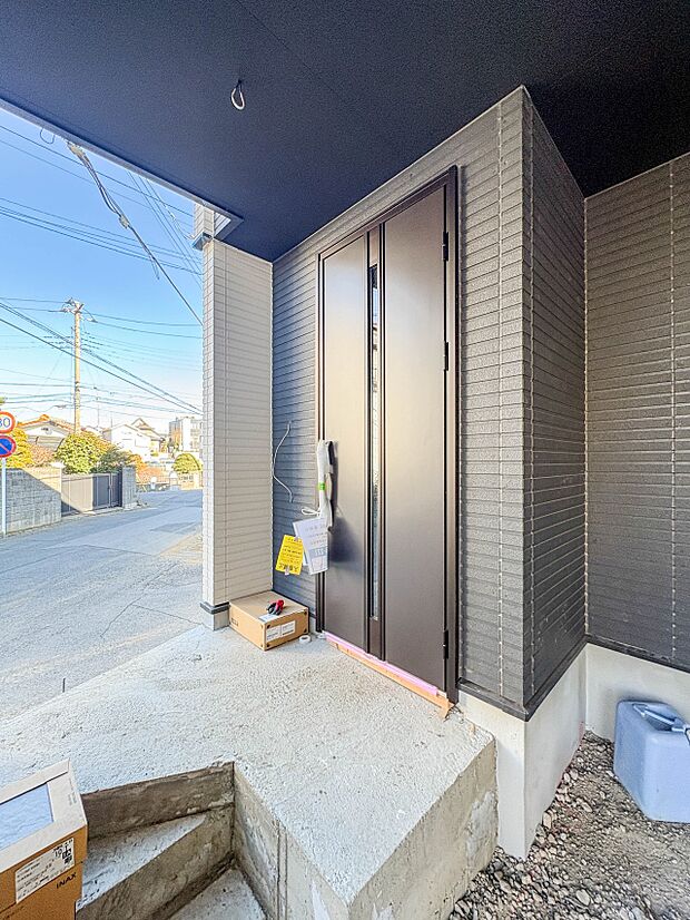 【玄関】家の顔となる玄関は、高いデザイン性が求められます。高級感と断熱性、防犯性に優れた玄関ドアを標準装備。ピッキング対策のセキュリティサムターン等、防犯に考慮しました。