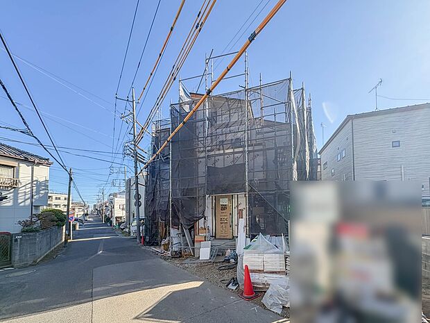 【外観】堂々たる趣ながら、主張し過ぎずどこか余裕を感じさせるシャープなフォルムで佇む邸宅は、晴天の空と照らし合わせる事で、本来あるべき完成形の姿を見せてくれます。