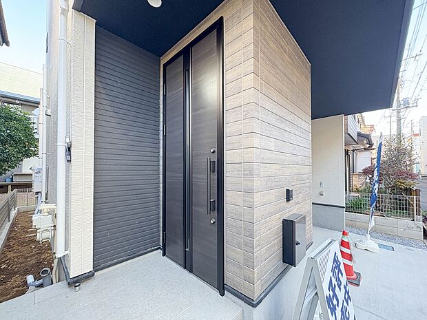 【玄関】家の顔となる玄関は、高いデザイン性が求められます。高級感と断熱性、防犯性に優れた玄関ドアを標準装備。ピッキング対策のセキュリティサムターン等、防犯に考慮しました。