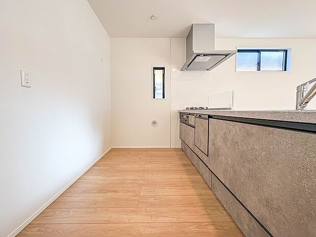 【キッチン】ナチュラルな自然光の中での調理。会話が弾む対面型キッチン。お洒落な食器類を余裕で収納できるスペース。動きやすい女性目線のキッチン動線。これからはお料理をつくる時間が劇的に変わりま…