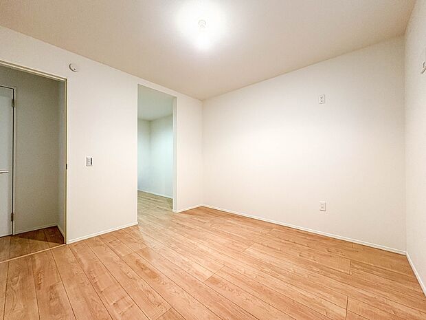 【洋室9.5帖】シンプルな内装はおしゃれのポイントです。シンプルは華美より飽きがこないからです。色や模様でおしゃれ感をだす。それがシンプルイズビューティーです。