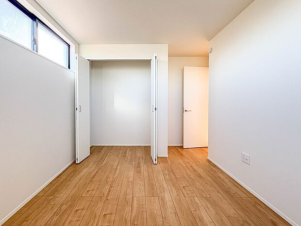 【洋室5.5帖】お子様のお部屋にぴったりなクロークを備えたフローリング仕様の洋室です。