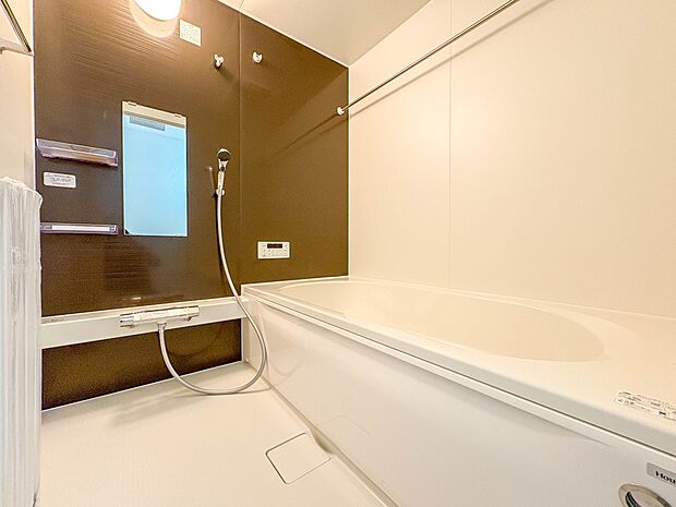 【浴室】 きっとあなたのバスタイムも単なる習慣から特別な時間に変わるはず。一日の汚れとともに疲れを洗い流し、眠りに就く前の大事なリラックスタイムを演出