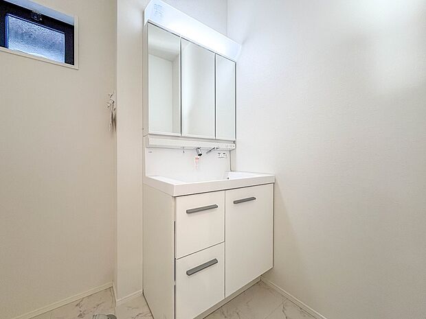 【洗面台】 十分な大きさの洗面台は、身だしなみチェックや歯磨きなど、朝の慌ただしい時間でもホテルライクなスペースで余裕とゆとりを感じて頂けます。