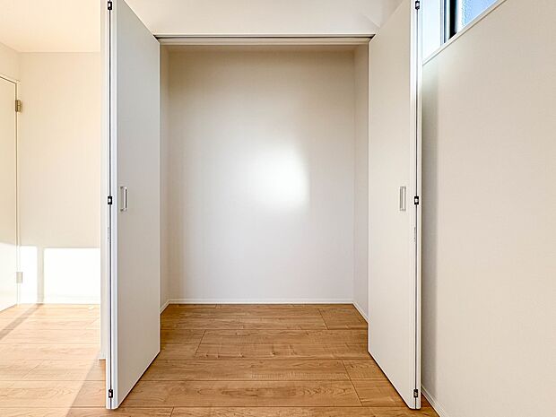 【収納】各部屋を最大限に広く使って頂ける様、全居住スペースに収納付。プライベートルームはゆったりと快適に。