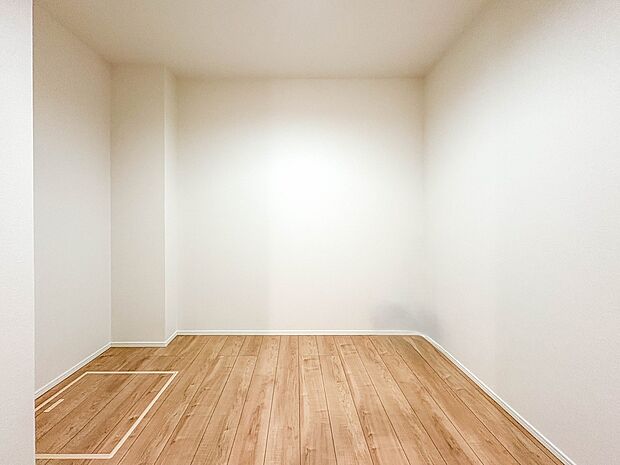 【WIC(ウォークインクローゼット)】 たくさんの洋服をかけてもシワになりにくいウォークインクローゼット。洋服以外にも、普段使わない家電やスーツケース、ストック品など何でも片付く嬉しい空間…