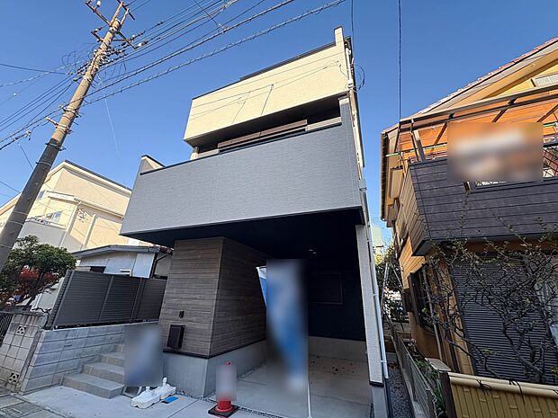 【現地外観】家族の温かさと陽光の暖かさ、楽しい毎日と明るい未来を予感させる「空間が織り成すひとつ先の住み心地」を演出します。