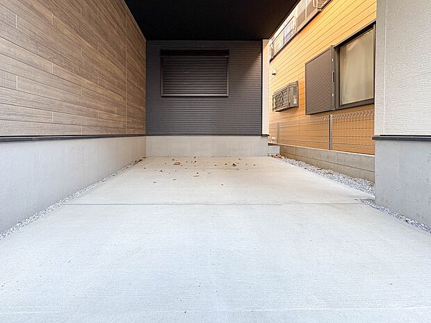 【駐車場】日々の暮らしにマイカーが必要。そんな方は物件の購入条件に駐車場は必須です。通勤に、家族のお迎えに、お買物に、おでかけに、クルマライフを楽しみたい方に。