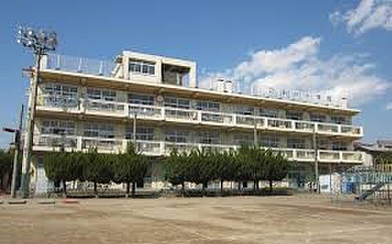 小学校 600m 前川小学校(剛毅不屈。挑戦、くじけない、志をもつ。私たちの校訓です。志、つまり夢をもとう。持ち続けよう。夢は人が生きていくなかで、大切な財産になります。あきらめないことを学…