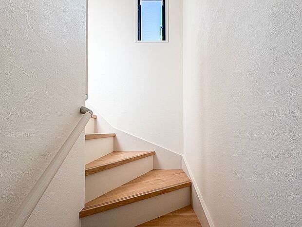 【手すり付階段】手すりがないと階段の昇り降りで危険なことはもちろん、壁に手をつきながら歩くことで壁紙が汚れやすくなります。すべての方に快適に昇り降りしていただくため、手すりを設置しました。