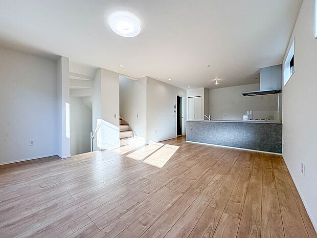 【LDK17帖】会話でホッとコミュニケーションできるリビング。料理でホッとハピネスになるキッチンなど。人をホッとさせる最新設備・仕様を採用しています。