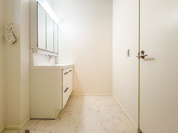 【脱衣所】洗面所は小さなプライベートスペース。歯磨き、洗顔と毎日施す個人空間。