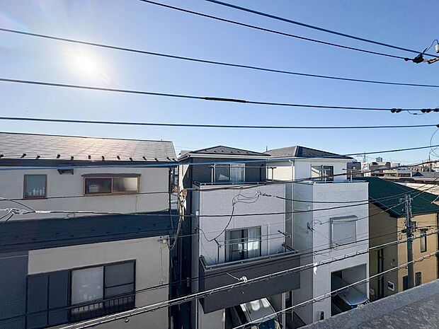 【眺望】朝の澄んだ空気や、夕方に吹く清々しい風を五感で感じられるバルコニー。