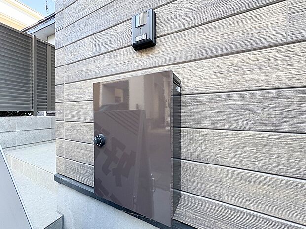 【郵便受け】録画機能を備えたカラーモニターと郵便受けの門柱
