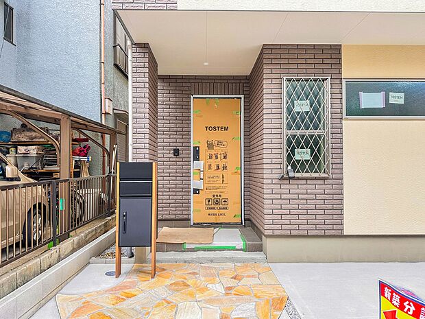【玄関】家の顔となる玄関は、高いデザイン性が求められます。高級感と断熱性、防犯性に優れた玄関ドアを標準装備。ピッキング対策のセキュリティサムターン等、防犯に考慮しました。