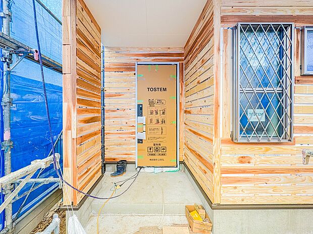 【玄関】家の顔となる玄関は、高いデザイン性が求められます。高級感と断熱性、防犯性に優れた玄関ドアを標準装備。ピッキング対策のセキュリティサムターン等、防犯に考慮しました。