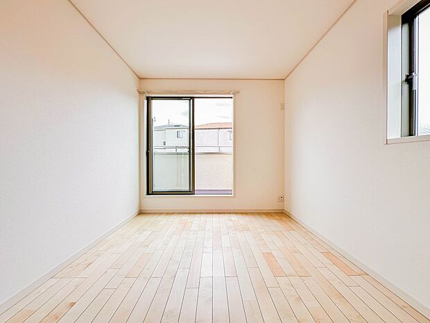 【子供部屋5.2帖】お子様のお部屋にぴったりなクロークを備えたフローリング仕様の洋室です。