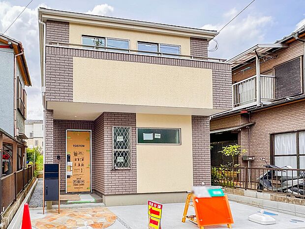 【外観】堂々たる趣ながら、主張し過ぎずどこか余裕を感じさせるシャープなフォルムで佇む邸宅は、晴天の空と照らし合わせる事で、本来あるべき完成形の姿を見せてくれます。