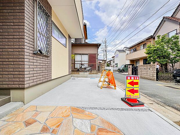 【駐車場】毎日の生活にマイカーが必須という方は、購入を検討する際、駐車場があることは大事な条件です。毎日の通勤や家族の送迎、買い物やお出かけなどクルマのある暮らしを満喫したい方は要チェック。…