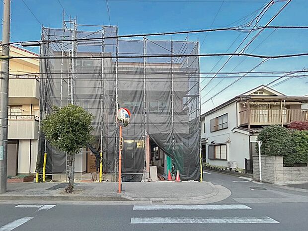 【玄関】家の顔となる玄関は、高いデザイン性が求められます。高級感と断熱性、防犯性に優れた玄関ドアを標準装備。ピッキング対策のセキュリティサムターン等、防犯に考慮しました。