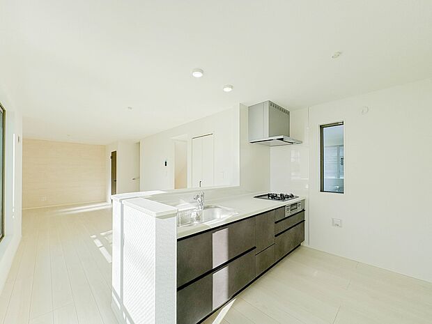 カウンターキッチン（対面キッチンタイプ）　開放感あるリビングを見ていると家事も楽しくなります。