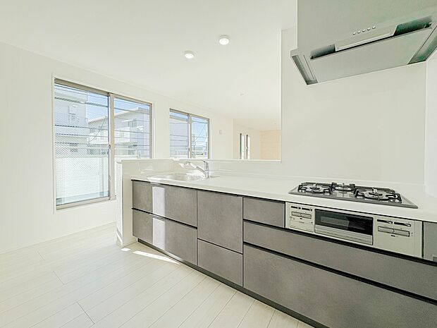 【キッチン】ナチュラルな自然光の中での調理。会話が弾む対面型キッチン。お洒落な食器類を余裕で収納できるスペース。動きやすい女性目線のキッチン動線。これからはお料理をつくる時間が劇的に変わりま…