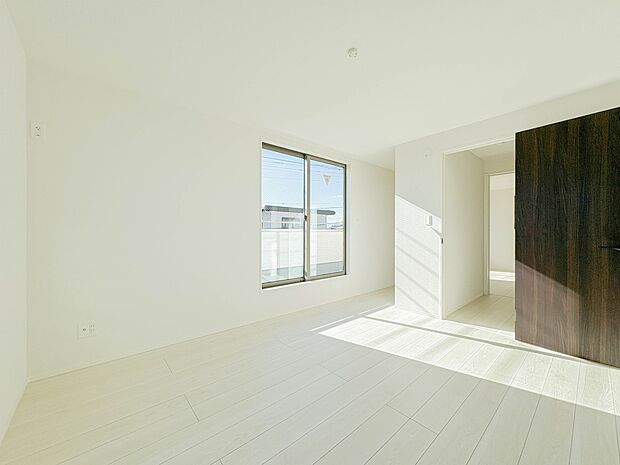 【寝室】シンプルな内装はおしゃれのポイントです。シンプルは華美より飽きがこないからです。色や模様でおしゃれ感をだす。それがシンプルイズビューティーです。