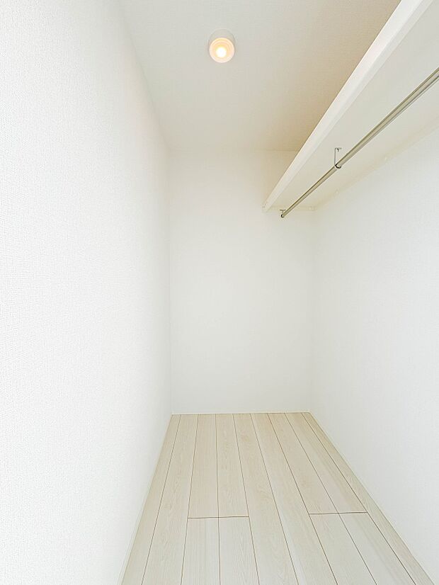 【WIC（ウォークインクローゼット）】  たくさんの洋服をかけてもシワになりにくいウォークインクローゼット。洋服以外にも、普段使わない家電やスーツケース、ストック品など何でも片付く嬉しい空間…