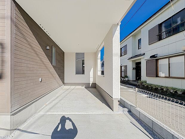 毎日の生活にマイカーが必須という方は、購入を検討する際、駐車場があることは大事な条件です。毎日の通勤や家族の送迎、買い物やお出かけなどクルマのある暮らしを満喫したい方は要チェック！