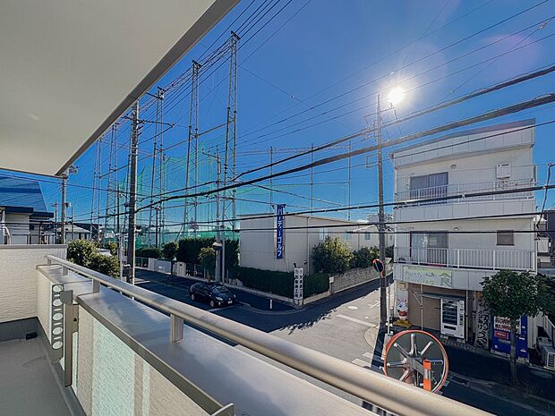 【眺望】その街並みは、さまざまな家の姿が、歩く人々を楽しませている。そう街並みは街の美しい風景なのだ。その風景が目をやさしく和ませてくれている。