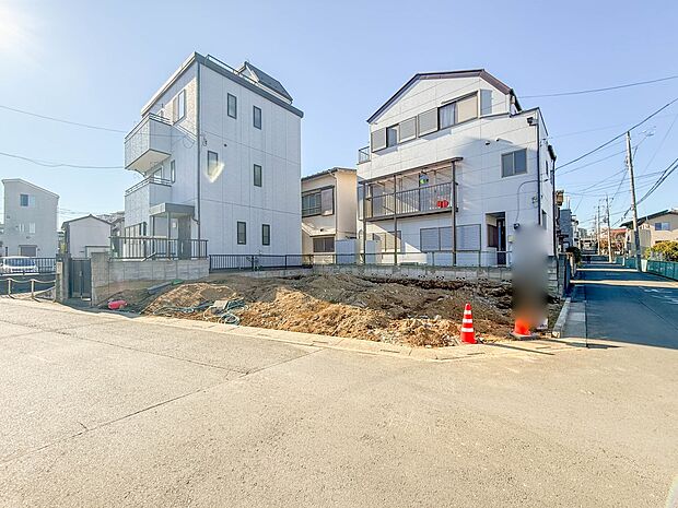 1号棟【外観】家族の温かさと陽光の暖かさ、楽しい毎日と明るい未来を予感させる「空間が織り成すひとつ先の住み心地」を演出します。