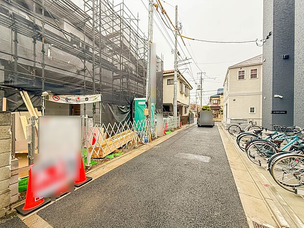 1号棟【前面道路3.9m】家の前をまっすぐの通りが走っている。クルマは少なく、人々は毎朝、ウォーキング、ジョギング、犬の散歩など、フリーな朝時間を過ごしている。