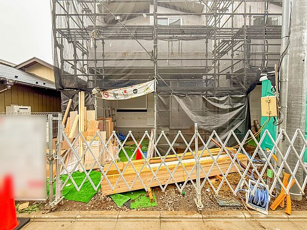 1号棟【駐車場】毎日の生活にマイカーが必須という方は、購入を検討する際、駐車場があることは大事な条件です。毎日の通勤や家族の送迎、買い物やお出かけなどクルマのある暮らしを満喫したい方は要チェ…