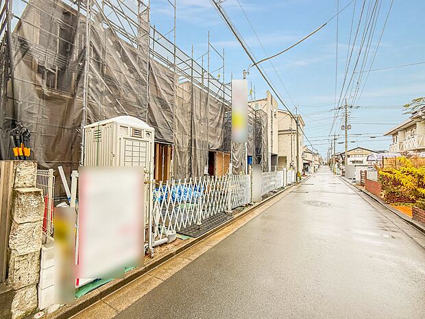 1号棟【前面道路4.4m】家の前をまっすぐの通りが走っている。クルマは少なく、人々は毎朝、ウォーキング、ジョギング、犬の散歩など、フリーな朝時間を過ごしている。