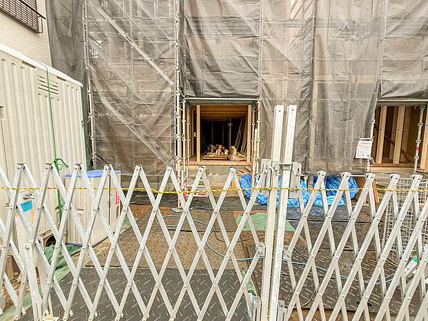 1号棟【駐車場】毎日の生活にマイカーが必須という方は、購入を検討する際、駐車場があることは大事な条件です。毎日の通勤や家族の送迎、買い物やお出かけなどクルマのある暮らしを満喫したい方は要チェ…