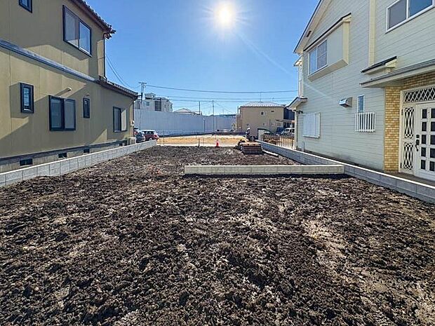 【外観】南道路につき、陽当たり良好な土地に佇む全2棟。完成までの間、近隣のモデルハウスをご見学いただけます。