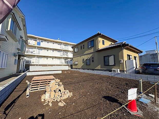 【外観】南道路につき、陽当たり良好な土地に佇む全2棟。完成までの間、近隣のモデルハウスをご見学いただけます。