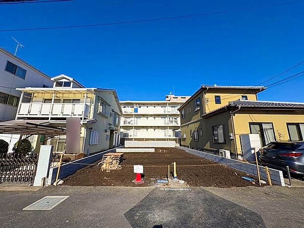 【外観】南道路につき、陽当たり良好な土地に佇む全2棟。完成までの間、近隣のモデルハウスをご見学いただけます。