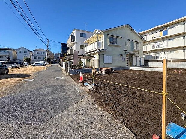 【外観】南道路につき、陽当たり良好な土地に佇む全2棟。完成までの間、近隣のモデルハウスをご見学いただけます。