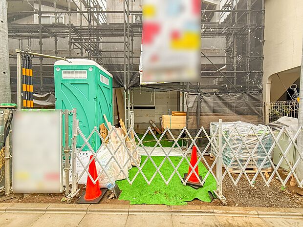 2号棟【駐車場】毎日の生活にマイカーが必須という方は、購入を検討する際、駐車場があることは大事な条件です。毎日の通勤や家族の送迎、買い物やお出かけなどクルマのある暮らしを満喫したい方は要チェ…